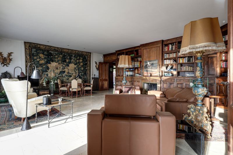 Salón y biblioteca
