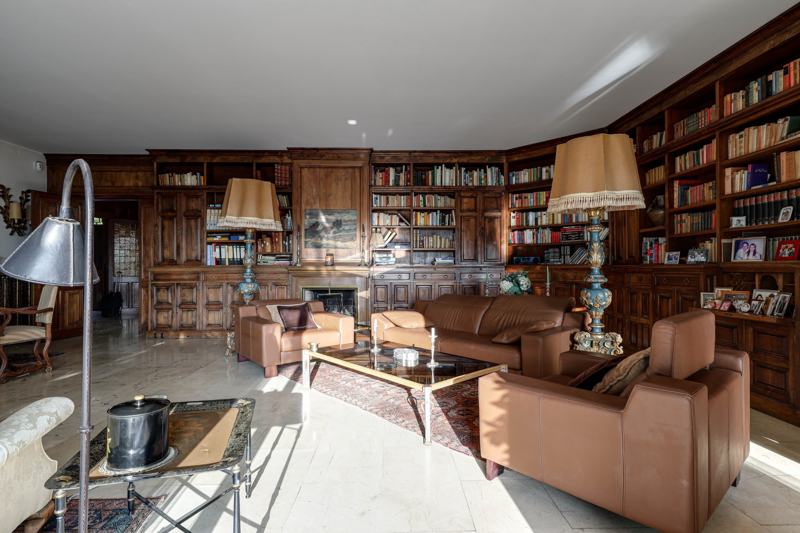 Salón con chimenea